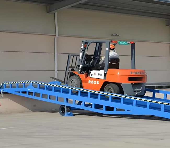 东安移动式卸货平台（叉车用）